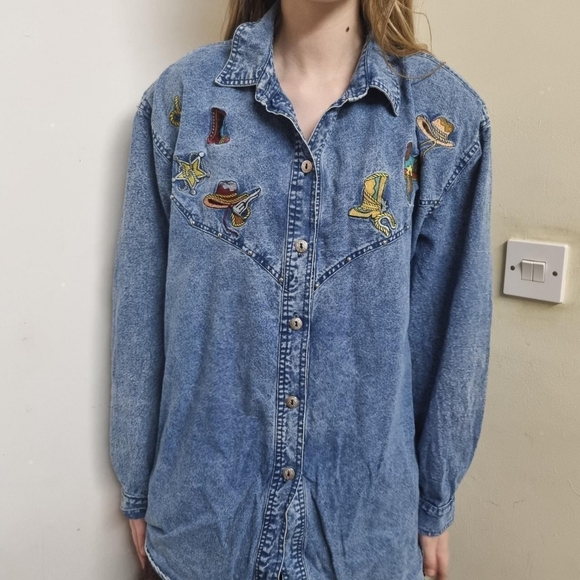 vintage acid wash denim shirtMedium sizingShoulder PadsWestern vibe - Picture 3 of 4